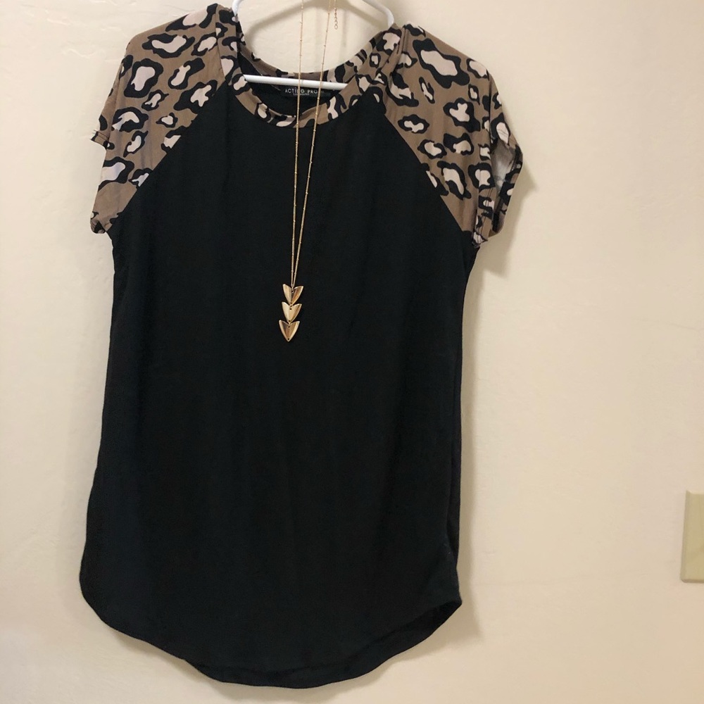 Leopard sleeve tee
